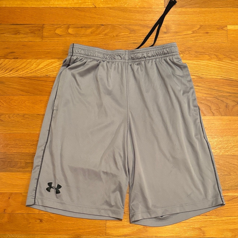 Under Armour Men's Gray Loose 10 inch Heat Gear Athletic Shorts